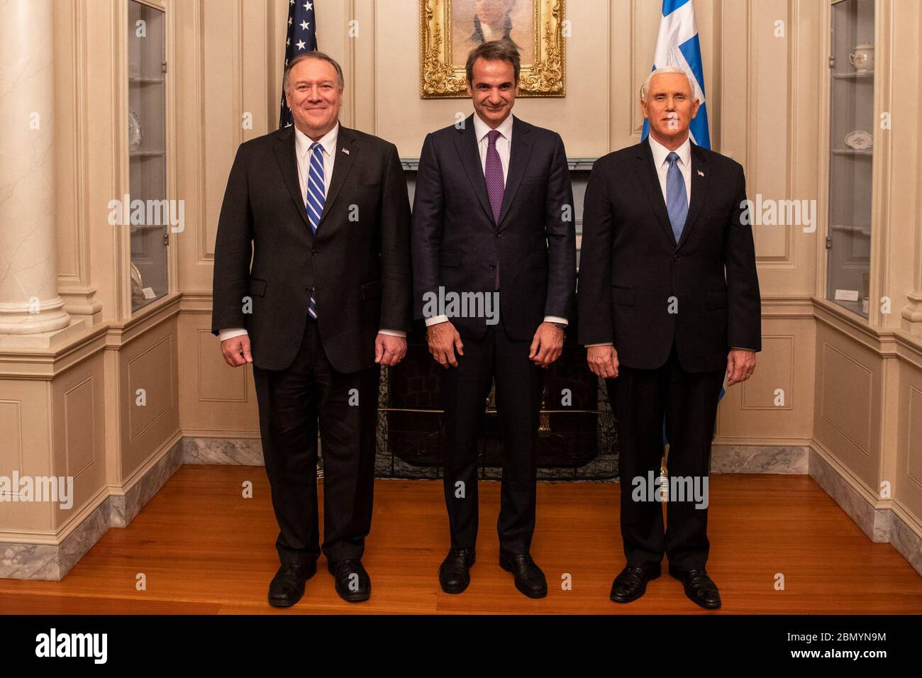 Il Segretario di Stato Michael Pompeo e il Vicepresidente Mike Pence posano per una foto con il primo Ministro greco Kyriakos Mitsotakis al Dipartimento di Stato degli Stati Uniti a Washington, D.C., l'8 gennaio 2020, che riflette i forti legami tra Stati Uniti e Grecia. Foto Stock