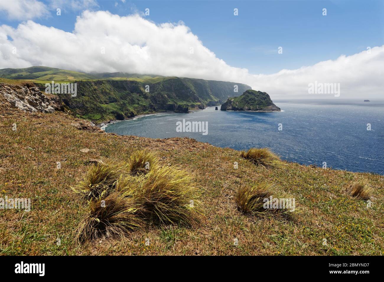Regione costiera con ciuffi di erba e isole in forte vento, formazione di nuvole prominenti, l'area è la regione più occidentale d'Europa - Località: Po Foto Stock