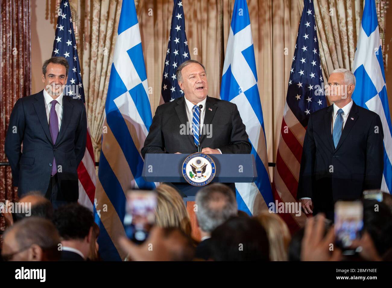 L'8 gennaio 2020, il Segretario di Stato Michael R. Pompeo e il Vice Presidente Mike Pence hanno ospitato un ricevimento presso il Dipartimento di Stato degli Stati Uniti a Washington, D.C., in onore del primo Ministro greco Kyriakos Mitsotakis e della signora Mitsotakis. Foto Stock