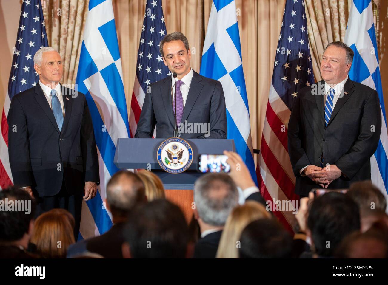 Il primo Ministro greco Mitsotakis dà osservazioni il 8 gennaio 2020 al Segretario di Stato Michael R. Pompeo e al Vice Presidente Mike Pence, che ha ricevuto in onore del primo Ministro greco Kyriakos Mitsotakis e della Sig.ra Mitsotakis presso il Dipartimento di Stato degli Stati Uniti di Washington, D.C. Foto Stock