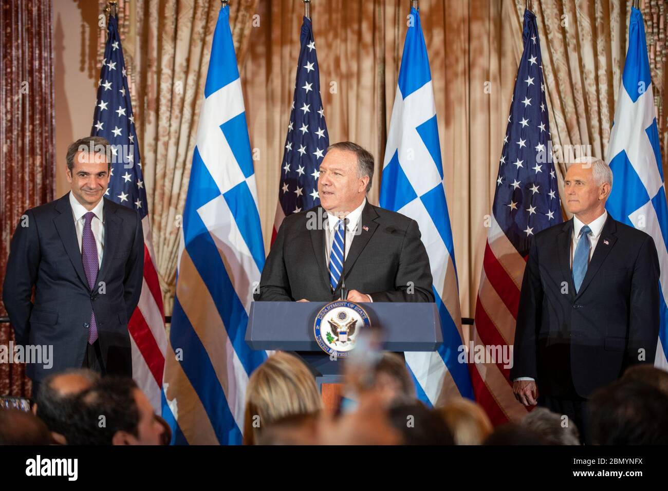 L'8 gennaio 2020, il Segretario di Stato americano Mike Pompeo e il Vice Presidente Mike Pence hanno ospitato un ricevimento a Washington, D.C., per onorare il primo Ministro greco Kyriakos Mitsotakis e la signora Mitsotakis presso il Dipartimento di Stato degli Stati Uniti. Foto Stock