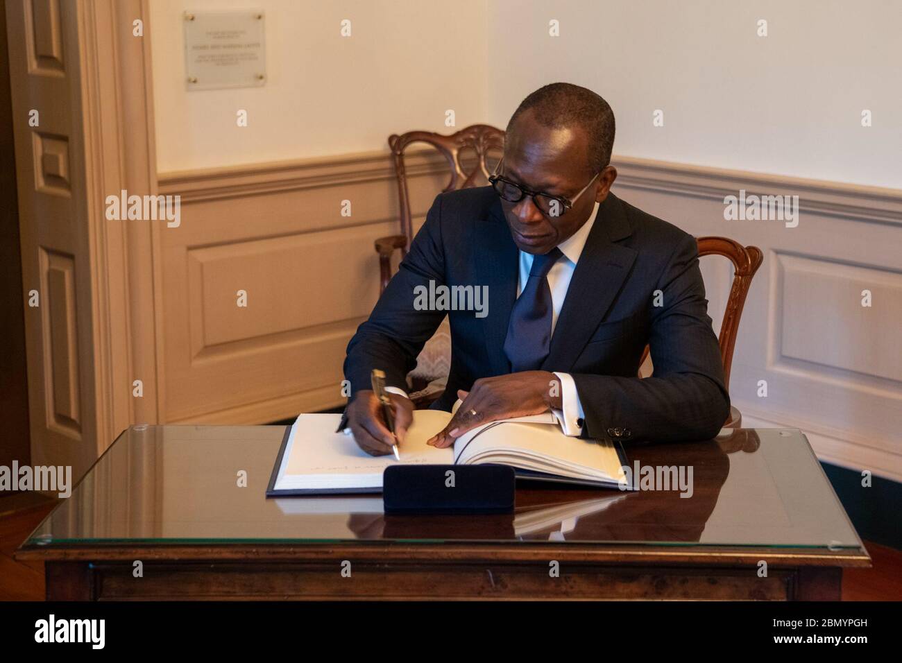Il 28 gennaio 2020, il presidente del Benin Patrice Talon firmò il libro degli ospiti presso il Dipartimento di Stato degli Stati Uniti a Washington, D.C., come parte della sua visita diplomatica negli Stati Uniti. Foto Stock