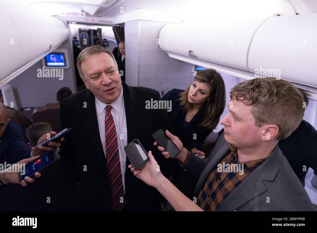 Il 29 gennaio 2020, il Segretario di Stato degli Stati Uniti Michael R. Pompeo tiene una gatta stampa a bordo del suo volo per Londra, discutendo varie questioni diplomatiche. Foto Stock