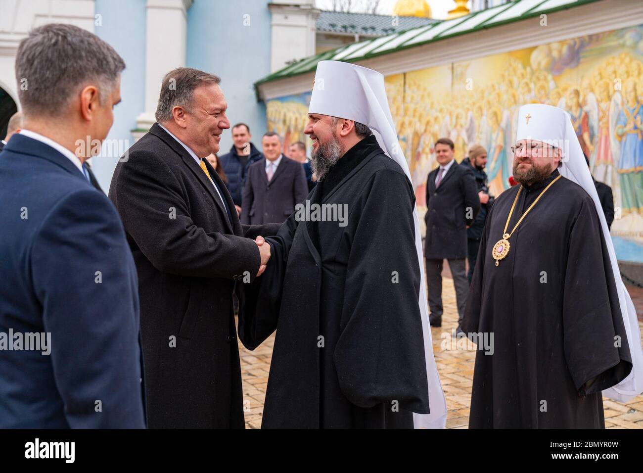 Il segretario di Stato statunitense Michael Pompeo ha visitato il memoriale di San Michele a Kiev, Ucraina, il 31 gennaio 2020, insieme al ministro degli Esteri ucraino Vadym Prystaiko e al metropolita Epiphaniy. La visita ha reso omaggio alla storia dell'Ucraina e alle attuali lotte politiche. Foto Stock