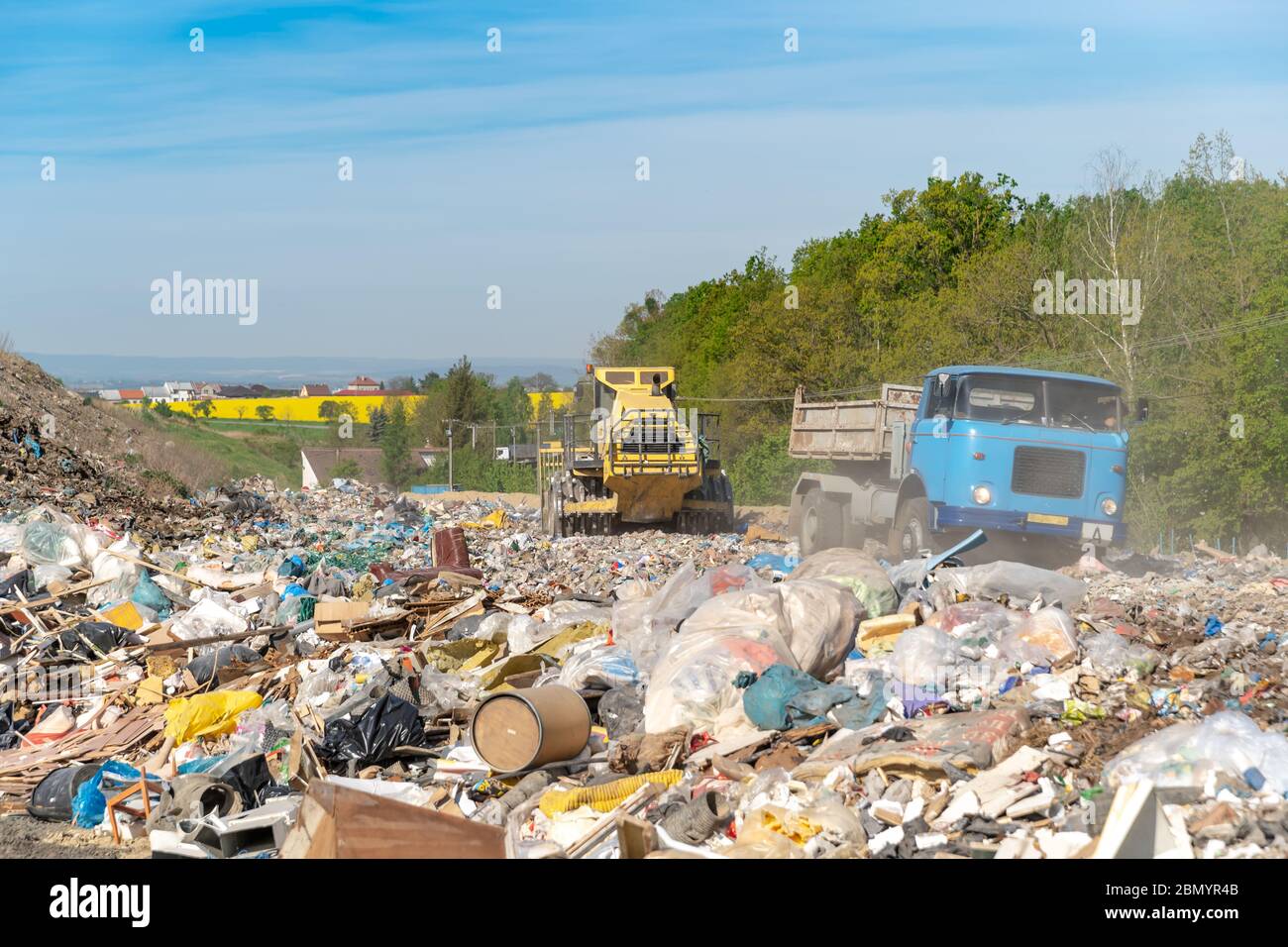 l'auto trasporta rifiuti in discarica per la lavorazione e lo stoccaggio dei compattatori Foto Stock