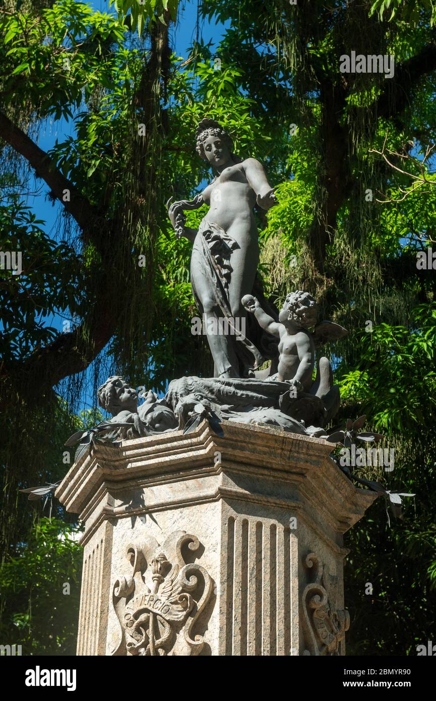 Palacio do Catete, Rio de Janeiro, Brasile. Giardino esterno, statue e persone. Foto Stock