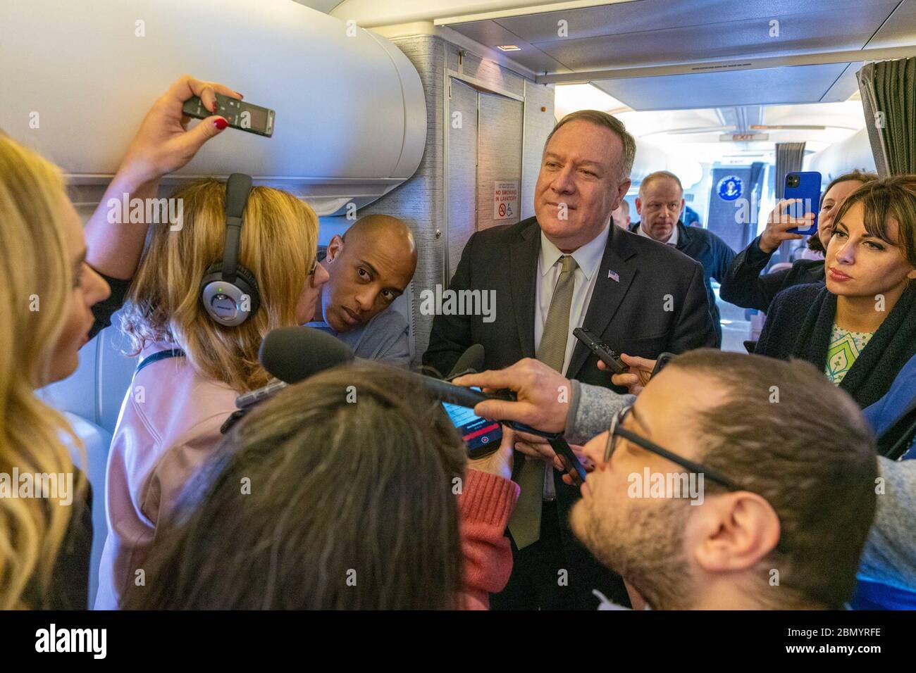 Il 13 febbraio 2020, il Segretario di Stato Michael Pompeo tenne un incontro stampa con i media di viaggio a bordo dell'aereo del governo degli Stati Uniti in rotta verso Monaco, in Germania, in vista della Conferenza sulla sicurezza di Monaco del 2020. Foto Stock