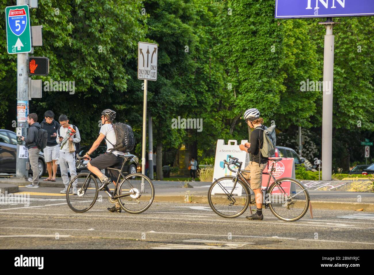 SEATTLE, WA, USA, - GIUGNO 2018: Due pendolari in bicicletta a casa dopo il lavoro su una strada nel centro di Seattle Foto Stock