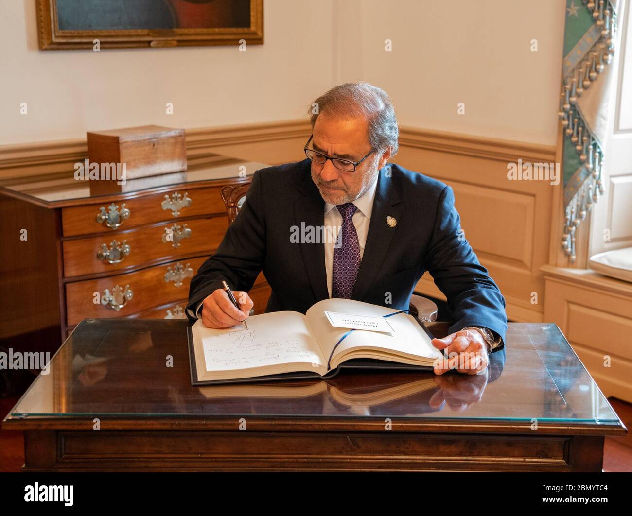 Il 24 febbraio 2020, l'ambasciatore argentino negli Stati Uniti, Jorge Argüello, ha firmato il libro degli ospiti del Dipartimento di Stato americano. Foto Stock