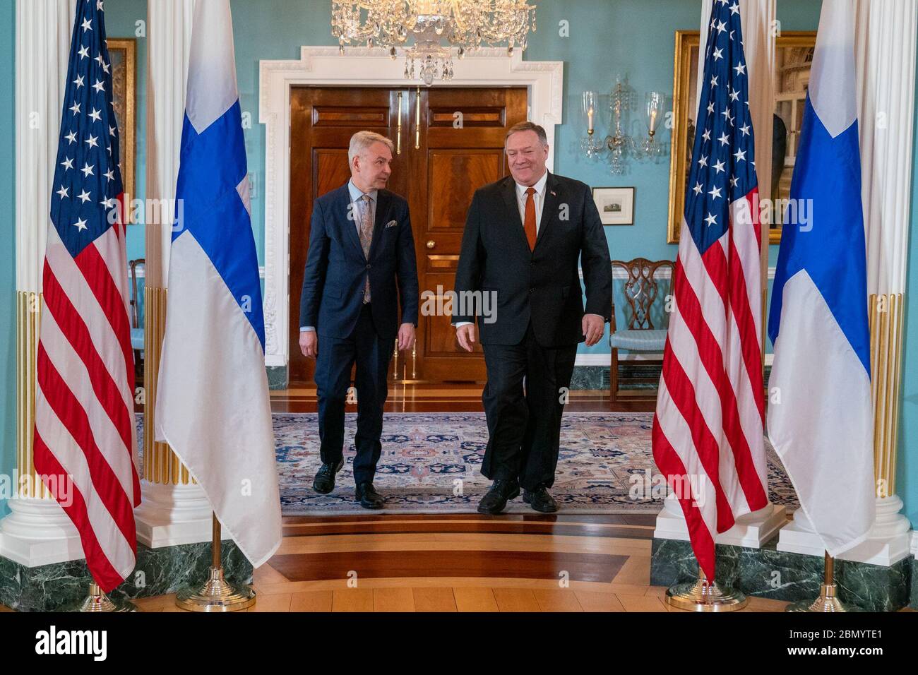 Incontro del Segretario di Stato con il Ministro degli Esteri finlandese Haaviso il Segretario di Stato Michael R. Pompeo incontra il Ministro degli Esteri finlandese Pekka Haaviso, presso il Dipartimento di Stato, il 27 febbraio 2020. Foto Stock