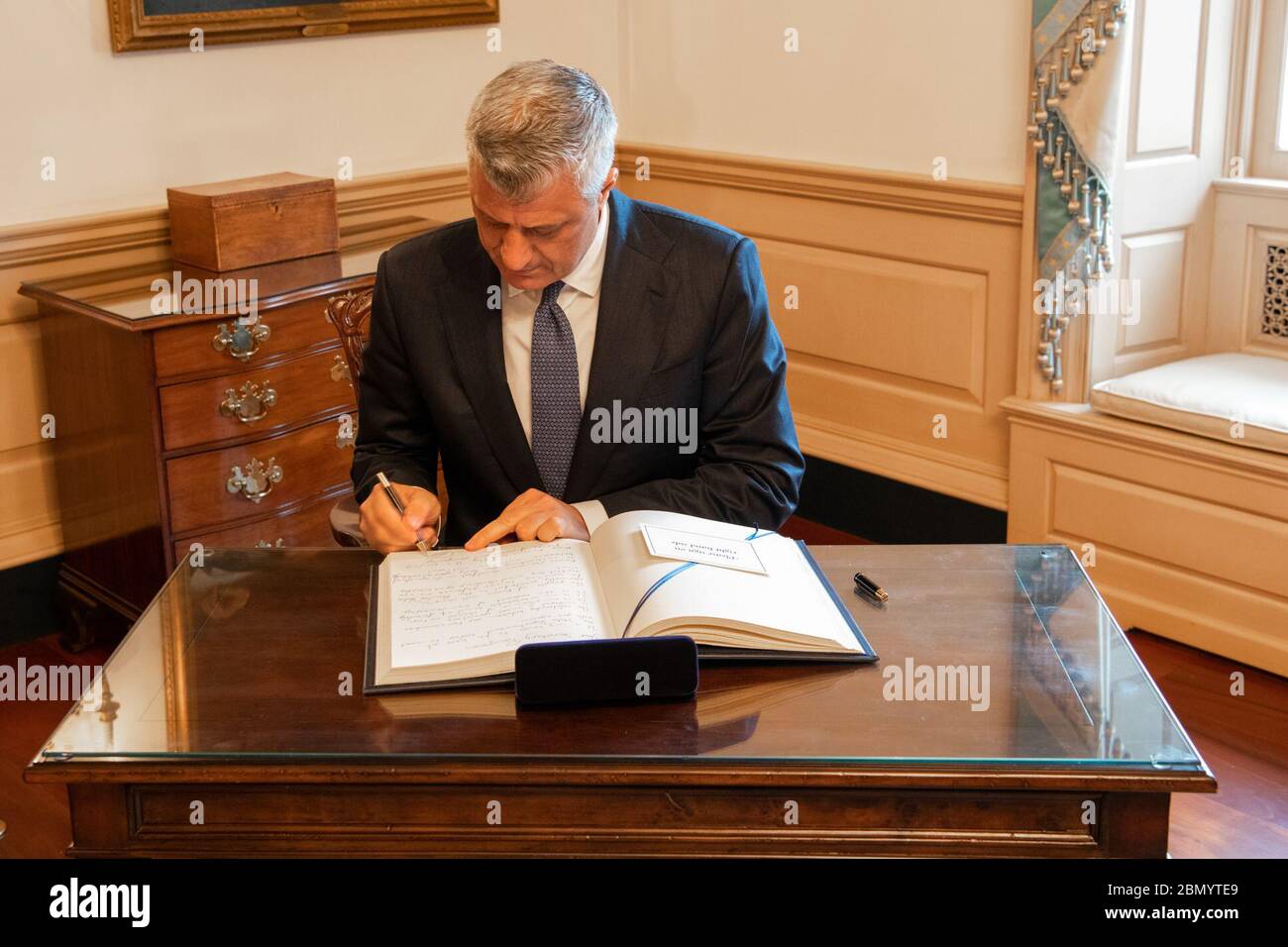 Il 26 febbraio 2020, il presidente del Kosovo Hashim Thaci ha firmato il libro degli ospiti presso il Dipartimento di Stato, dove ha incontrato il Segretario di Stato americano Mike Pompeo per discutere le relazioni bilaterali. Foto Stock