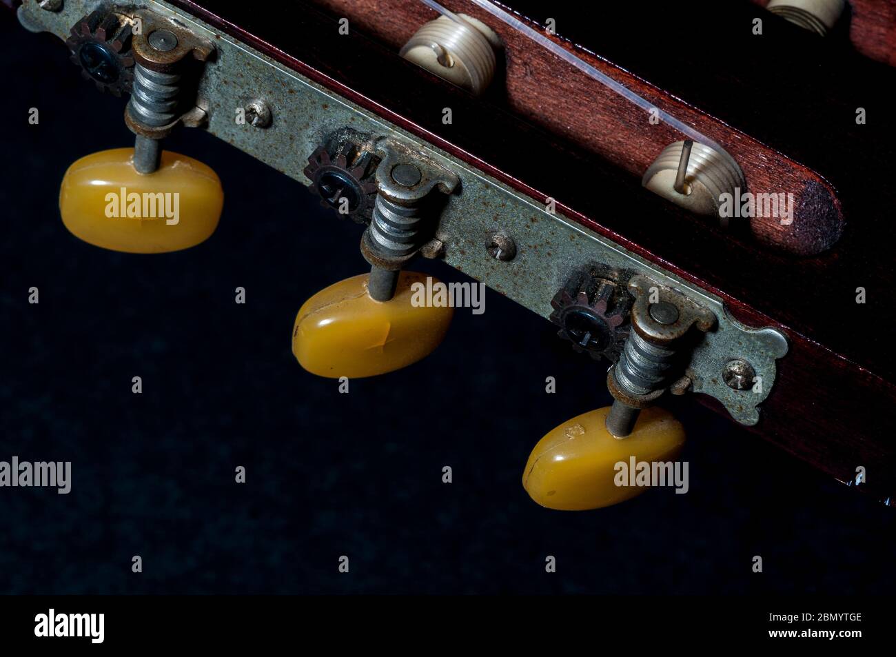 Sintonizzare pedine e capstan sulla testa della chitarra acustica classica a 6 corde Terada C103N. Foto Stock