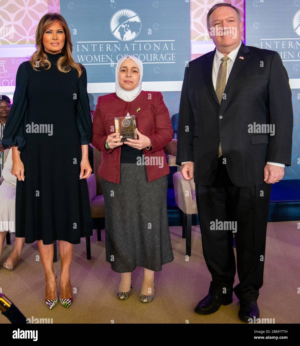 Il 4 marzo 2020, il Segretario di Stato americano Mike Pompeo, la First Lady Melania Trump e Amina Khoulani della Siria posero per una foto al Dipartimento di Stato. Khoulani è stata riconosciuta per il suo coraggio e attivismo in Siria come parte della cerimonia di premiazione internazionale delle donne del coraggio. Foto Stock