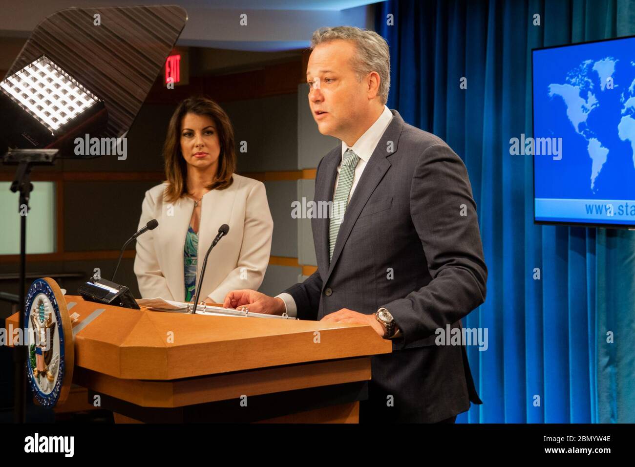 Il 22 aprile 2020, James L. Richardson, direttore delle risorse di assistenza estera degli Stati Uniti, si rivolse ai media nella Press Briefing Room del Dipartimento di Stato di Washington, D.C., discutendo dei programmi di assistenza estera degli Stati Uniti. Foto Stock
