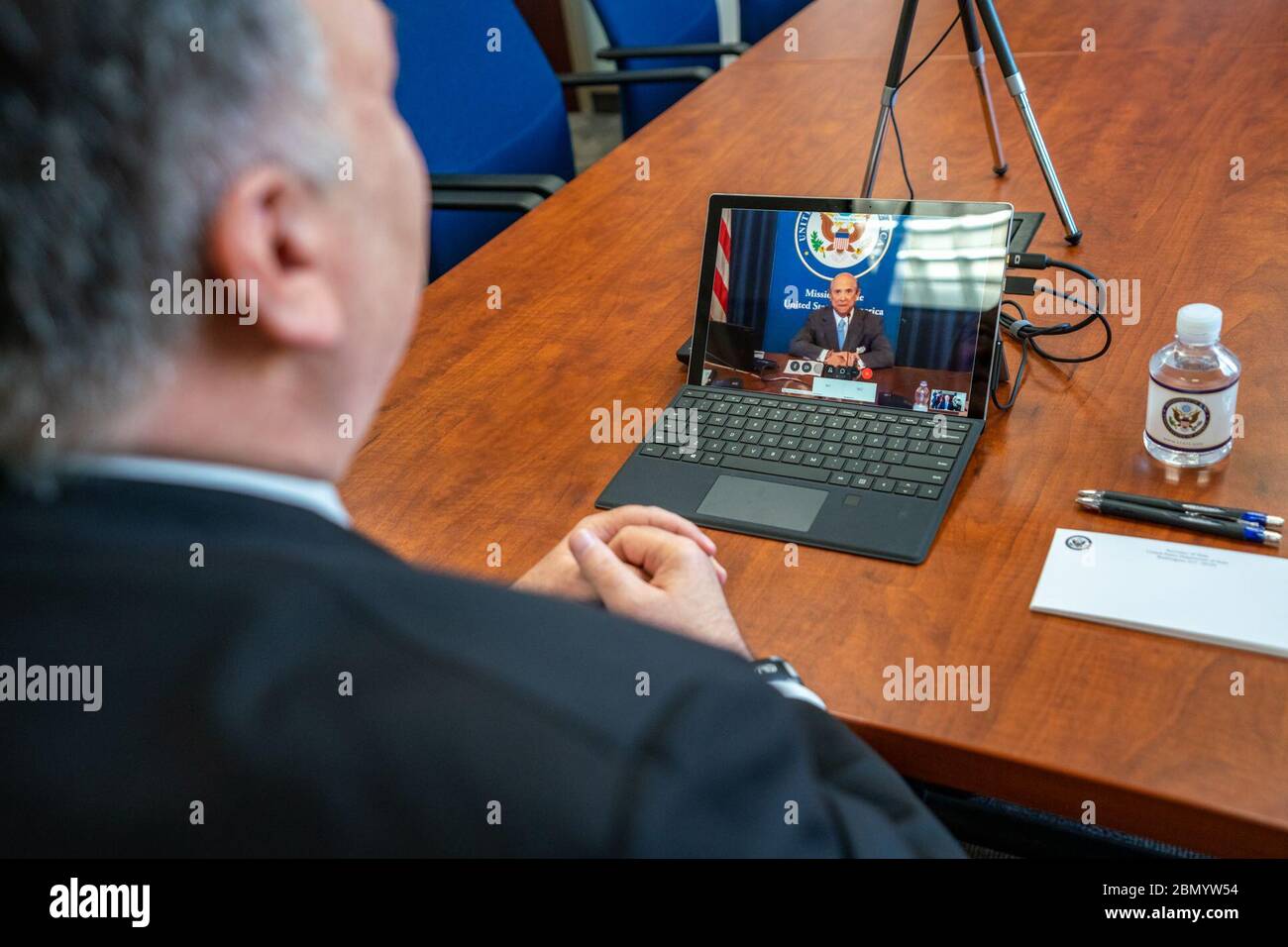 Il 9 aprile 2020, il Segretario di Stato degli Stati Uniti Michael Pompeo si impegna in un Municipio virtuale con i rappresentanti di Mission Italy presso il Dipartimento di Stato degli Stati Uniti a Washington, D.C., per discutere le relazioni USA-Italia e le questioni diplomatiche. Foto Stock