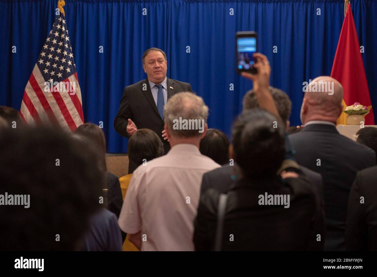 L'8 luglio 2018, il Segretario di Stato americano Mike Pompeo ha incontrato lo staff dell'ambasciata degli Stati Uniti e le loro famiglie ad Hanoi, in Vietnam, durante la sua visita diplomatica nel paese. Foto Stock