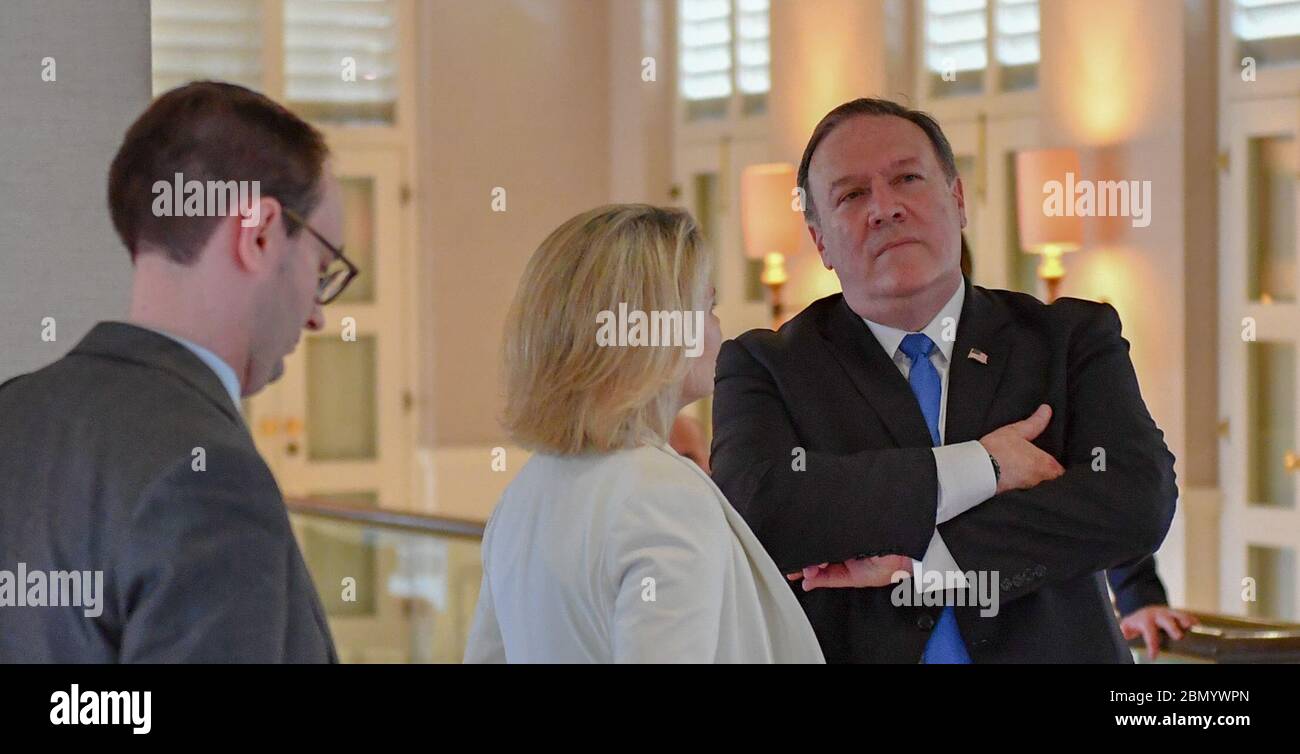 Il Segretario Pompeo ha tenuto una chat con il Segretario di Stato Nauert il Segretario di Stato americano Mike Pompeo ha tenuto una chat con il Segretario di diplomazia pubblica e affari pubblici e con il portavoce Heather Nauert dietro le quinte al Vertice di Singapore del 12 giugno 2018. Foto Stock