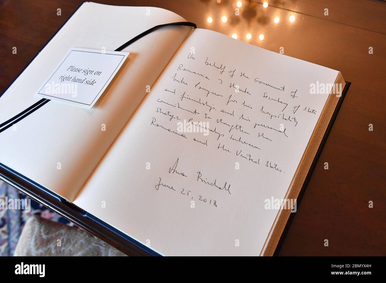 Messaggio del Vice primo Ministro rumeno Birchall al Segretario Pompeo il Vice primo Ministro rumeno Ana Birchall al Segretario di Stato degli Stati Uniti Michael R. Pompeo prima del loro incontro al Dipartimento di Stato degli Stati Uniti a Washington, D.C., il 25 giugno 2018. Foto Stock