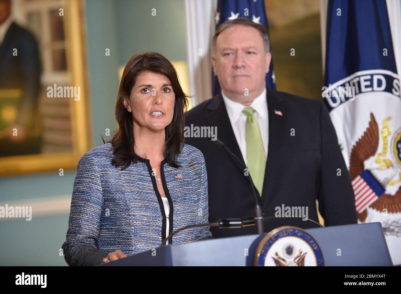 Il 19 giugno 2018, il Segretario di Stato americano Mike Pompeo e il Rappresentante permanente degli Stati Uniti presso le Nazioni Unite Nikki Haley si rivolgono alla stampa presso il Dipartimento di Stato degli Stati Uniti, discutendo del Consiglio per i diritti umani delle Nazioni Unite e delle posizioni degli Stati Uniti sulle questioni dei diritti umani. Foto Stock
