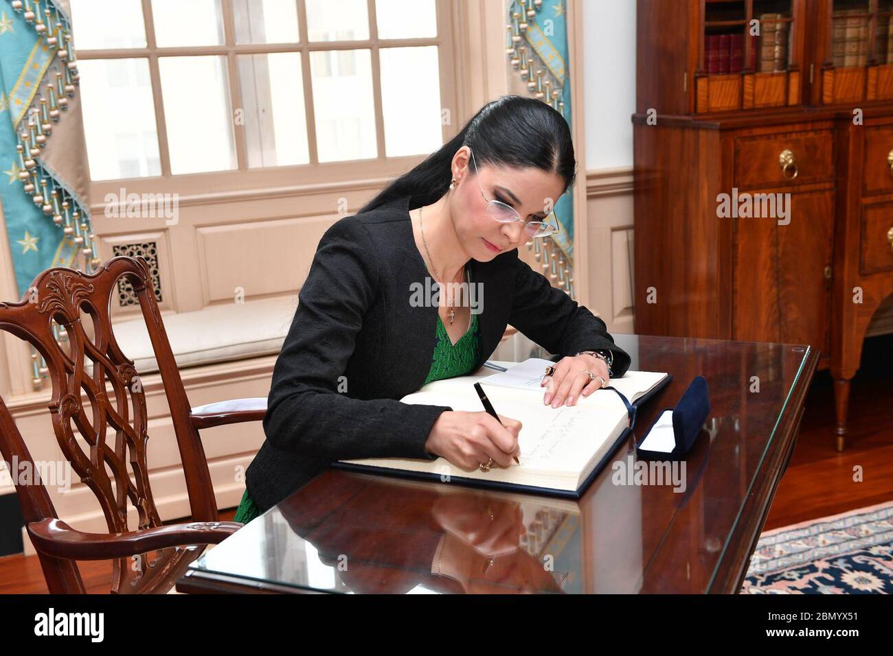 Il 25 giugno 2018, il vice primo ministro rumeno Ana Birchall visitò il Dipartimento di Stato degli Stati Uniti per incontrare il Segretario di Stato americano Mike Pompeo. Birchall ha firmato il libro degli ospiti come parte della visita diplomatica, rafforzando le relazioni bilaterali tra Stati Uniti e Romania. Foto Stock