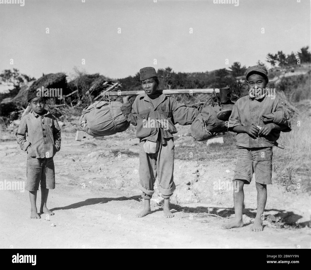 [ 1946 Giappone - Okinawan Boys in Military Clothing ] - tre ragazzi in abbigliamento militare a Okinawa, 1946 (Showa 21). stampa in argento gelatina del xx secolo. Foto Stock