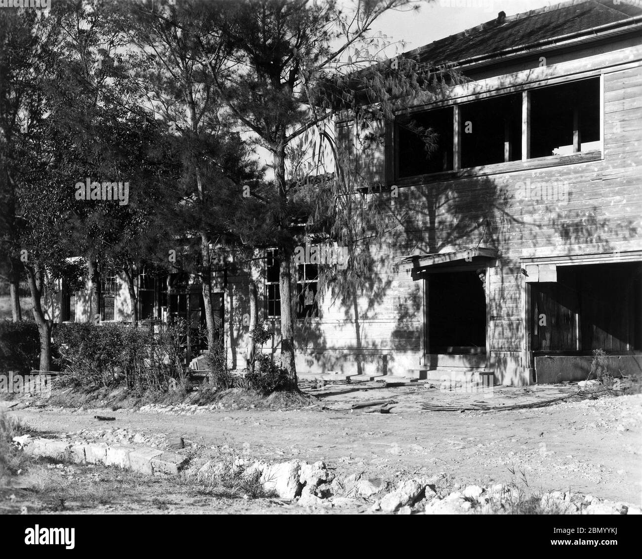 [ 1946 Giappone - Okinawa Residence ] - residenza in legno a Okinawa, 1946 (Showa 21). stampa in argento gelatina del xx secolo. Foto Stock