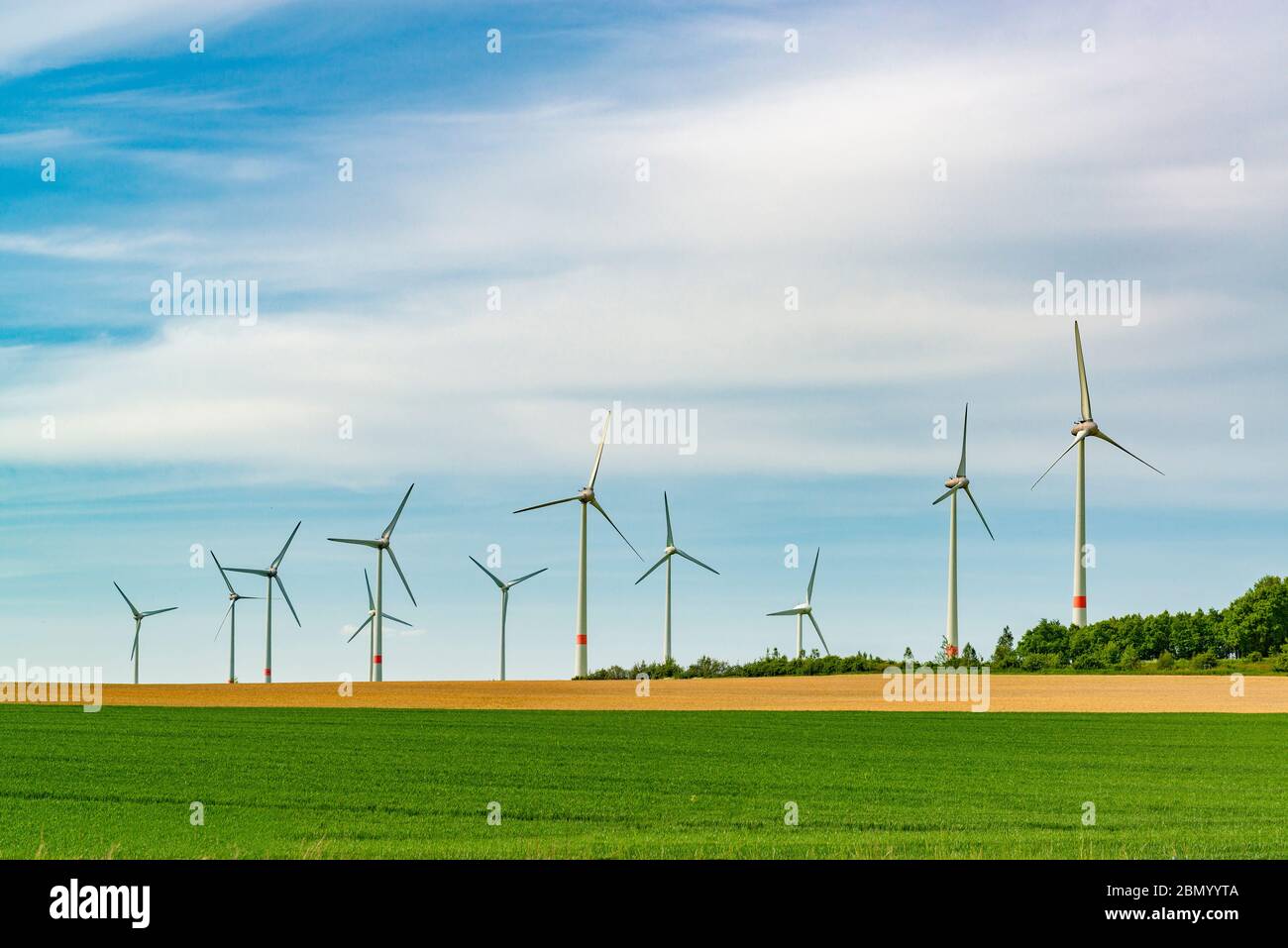 Energia verde e campo verde. Turbine eoliche nelle campagne della Polonia, Europa. Foto Stock