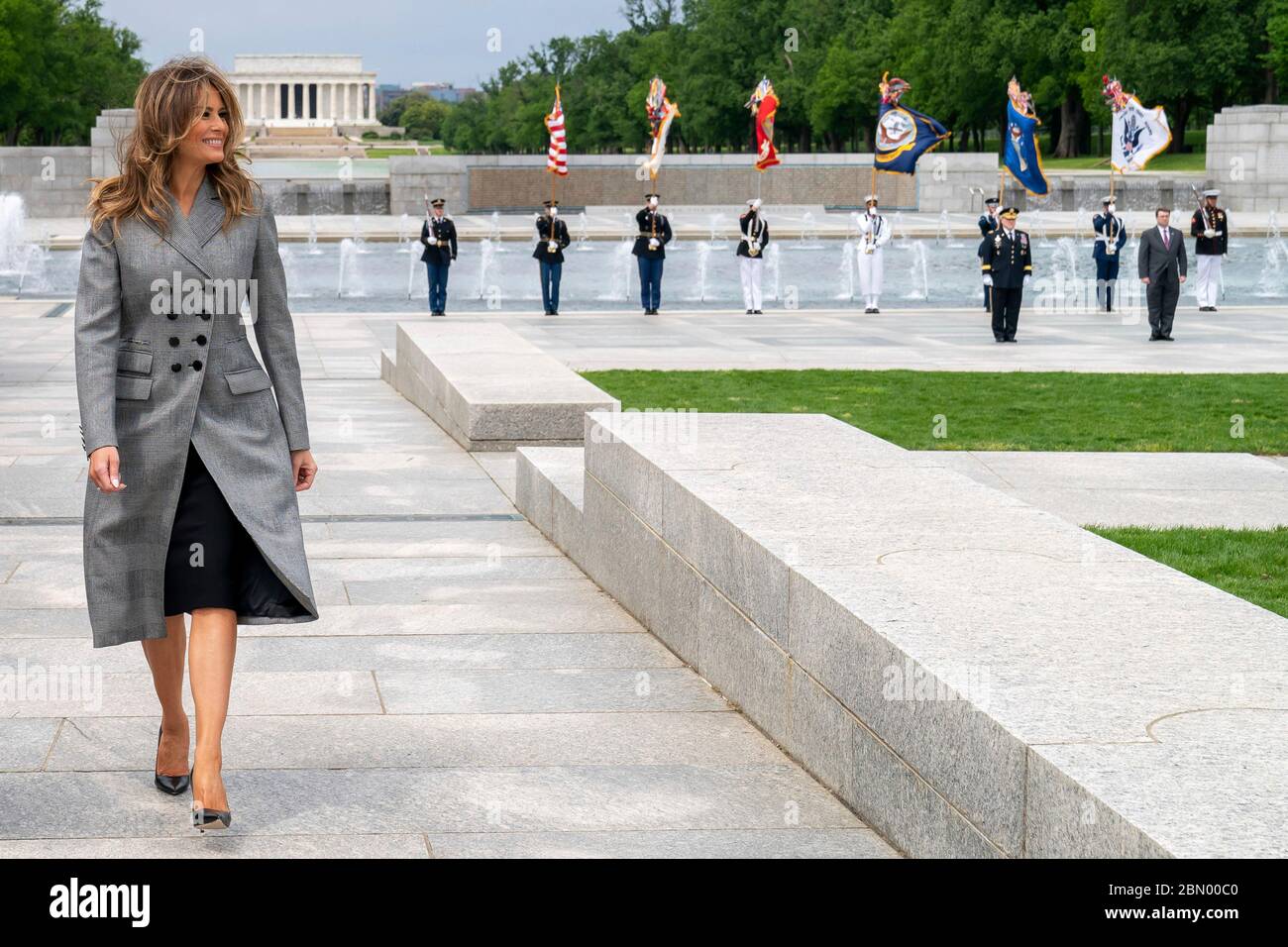 U.S. First Lady Melania Trump parte dopo una visita al Monumento commemorativo della seconda Guerra Mondiale per celebrare il 75° anniversario della Vittoria nella seconda Guerra Mondiale 8 maggio 2020 a Washington, D.C. Foto Stock