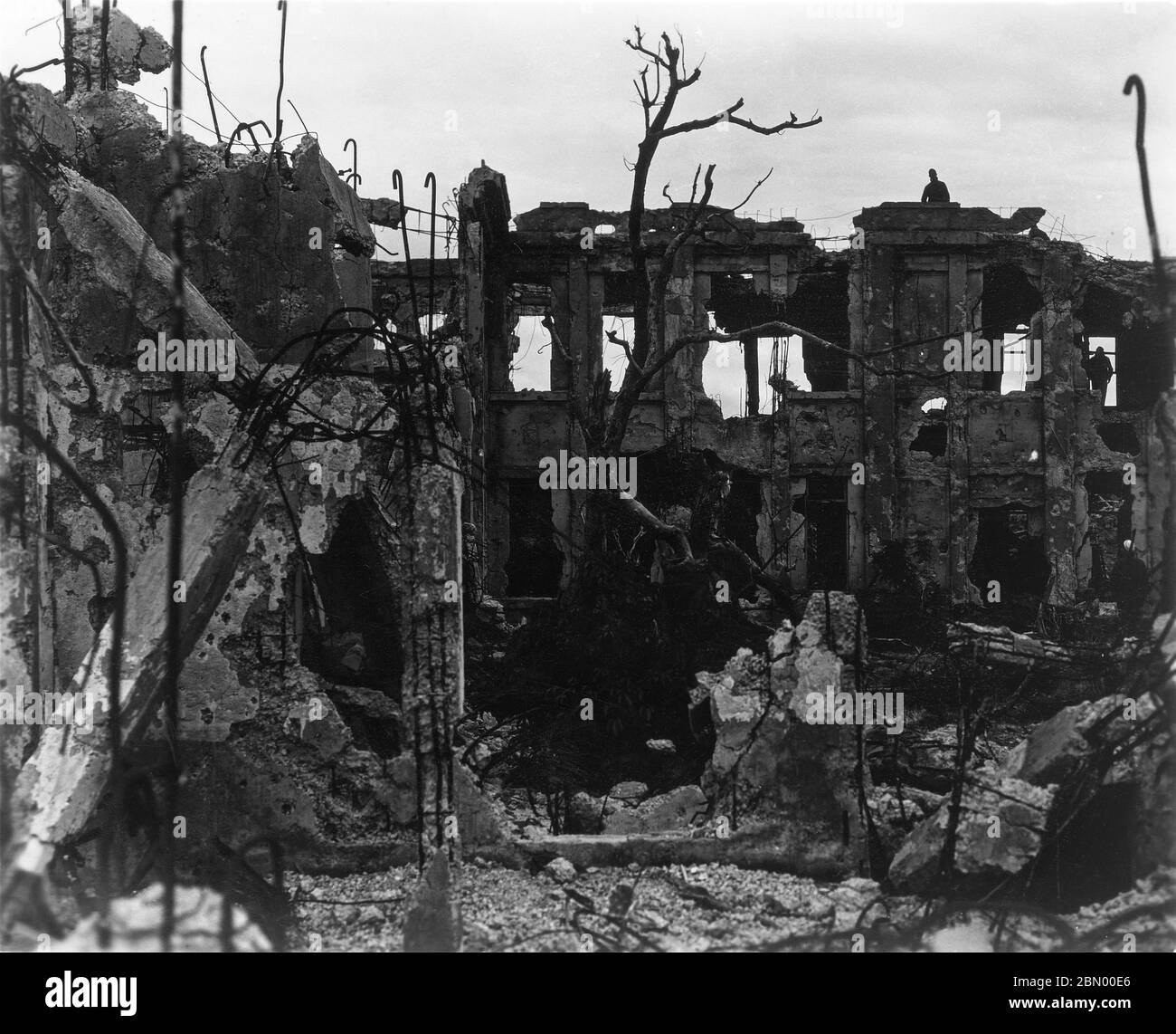 [ 1946 Giappone - rovine del Castello di Shuri della seconda Guerra Mondiale ] - rovine del Castello di Shuri (首里城) della seconda Guerra Mondiale a Naha, Okinawa, 1946 (Showa 21). Il castello fu quasi completamente distrutto durante i combattimenti, ma fu ricostruito negli anni '90. Nel 2019 fu nuovamente distrutto quando un guasto elettrico causò un incendio devastante. stampa in argento gelatina del xx secolo. Foto Stock