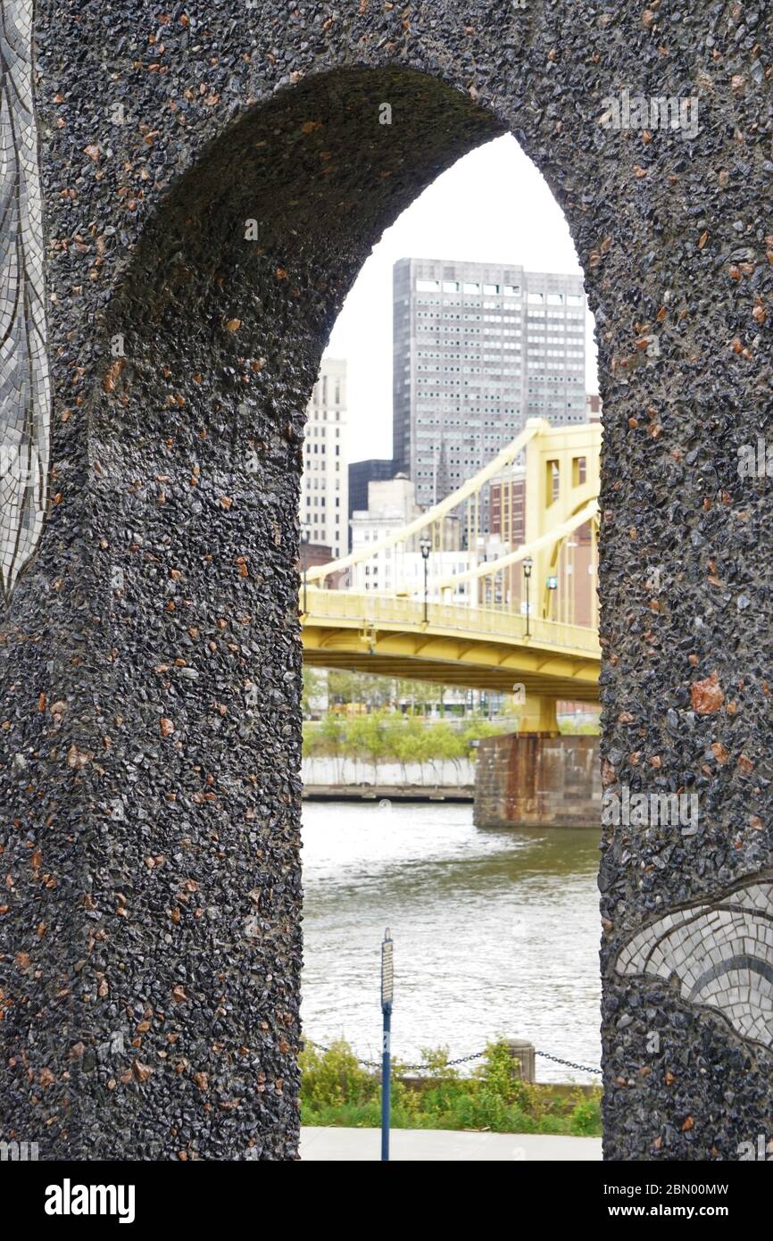 Vista del ponte attraverso l'arco della città di Pittsburgh Foto Stock