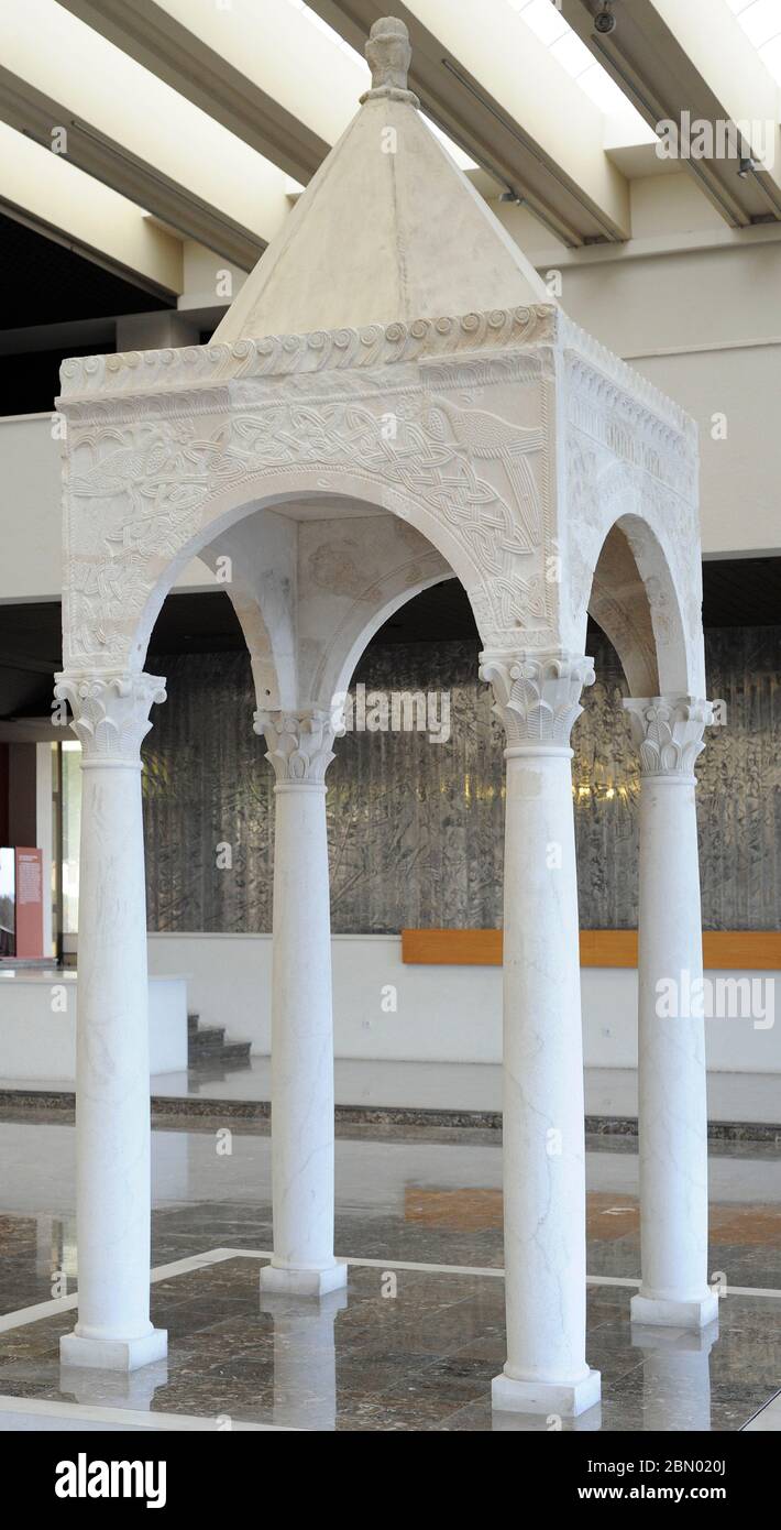 Ciborio altare da Bijaci vicino Trogir, 9 ° secolo. Museo dei monumenti archeologici croati, Spalato, Croazia. Foto Stock