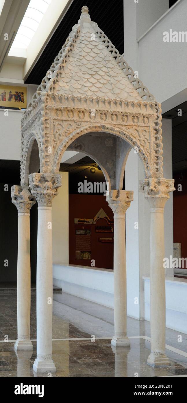 Cistoro altare da Biskupija vicino Knin 11 ° secolo. Croazia. Museo dei monumenti archeologici croati, Spalato, Croazia. Foto Stock