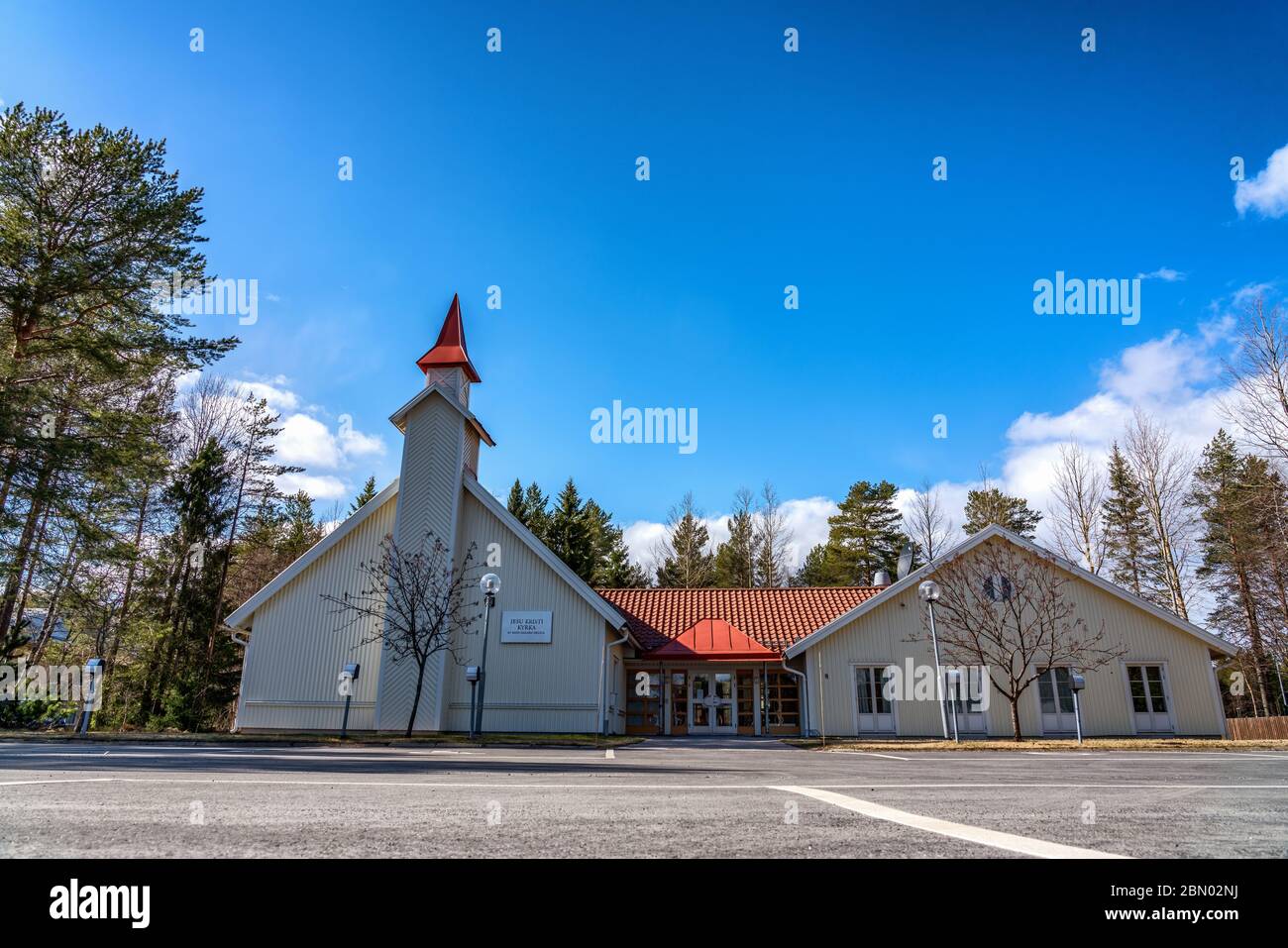 Bell'edificio in legno di colore giallo chiaro della Chiesa di Gesù Cristo dei Santi degli ultimi giorni a Umea, Svezia settentrionale. Lato anteriore con porte di ingresso Foto Stock