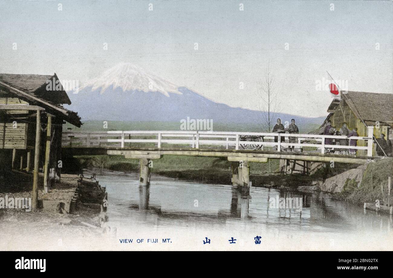 [ 1900 Giappone - Monte Fuji lungo il Tokaido ] - Monte Fuji da un ponte lungo il Tokaido, un tempo tra il 1900 (Meiji 33) e il 1907 (Meiji 40). Basato sulla forma della montagna, questo è da qualche parte tra Numazu (沼津) e Yoshiwara (吉原) nella prefettura di Shizuoka. Numazu-juku (沼津宿) fu la dodicesima delle cinquantatre stazioni del Tokaido. cartolina vintage del xx secolo. Foto Stock