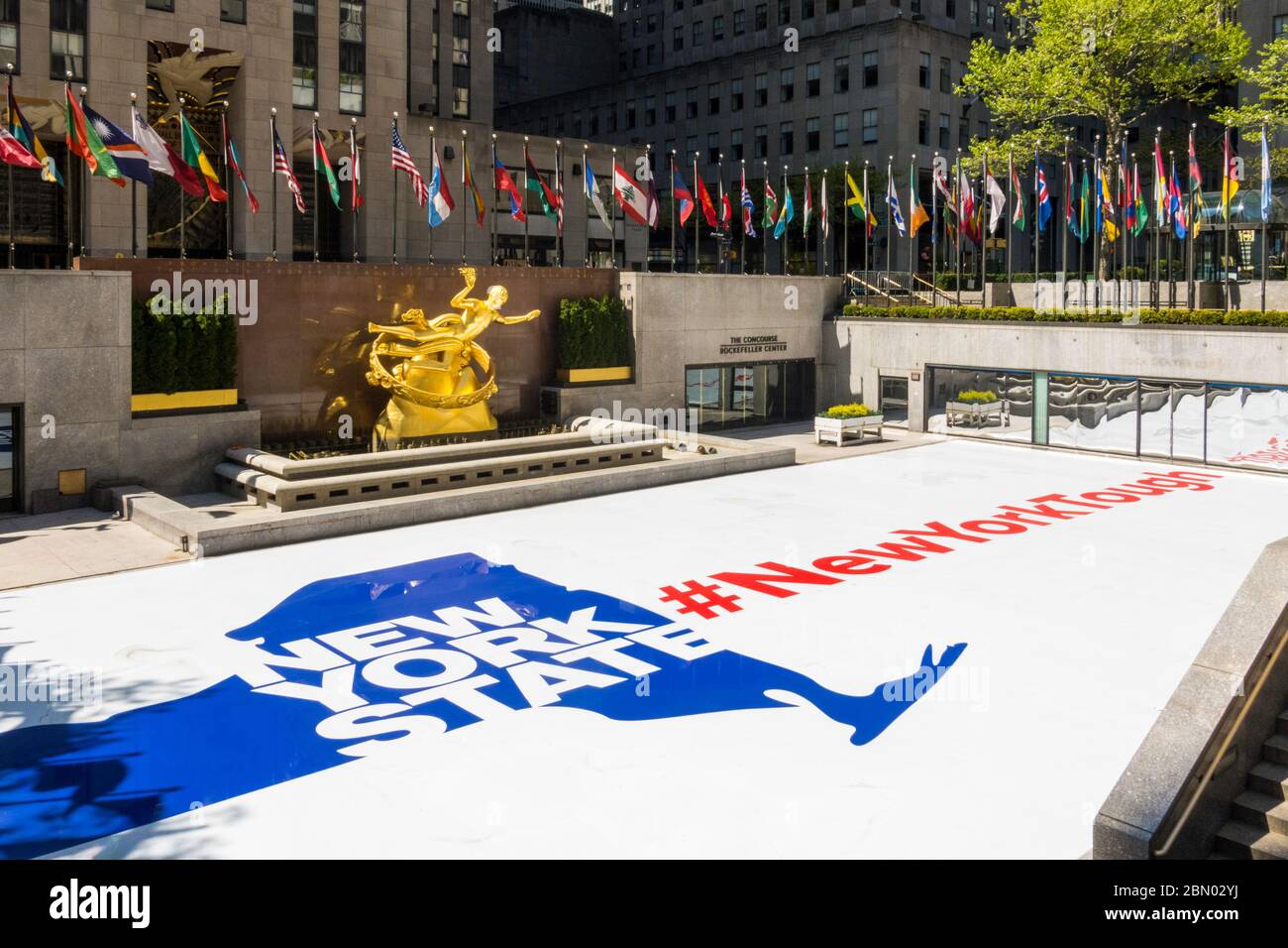 Il Rockefeller Center presenta un gigantesco simbolo dello stato di New York con il segno NewYorkTough a causa del Coronavirus Pandemic, USA Foto Stock