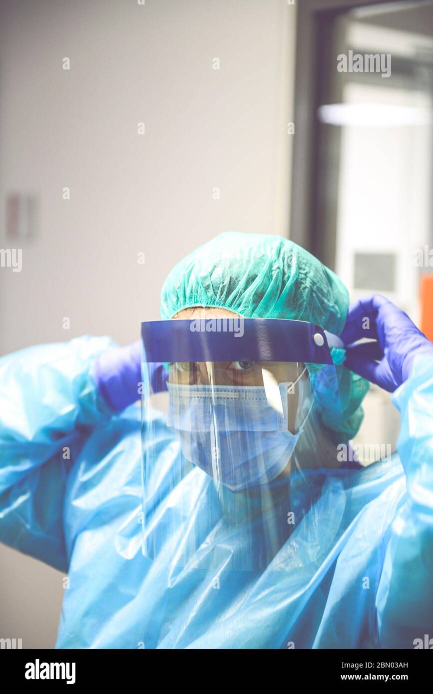 Medico che indossa tuta monouso con maschera e sicurezza google in ospedale. Pandemia 2019 Coronavirus 2019-nCoV. Foto Stock