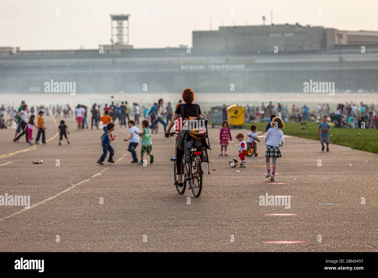 L'aeroporto di Tempelhof è stato ridedicated per le attività ricreative pubbliche Foto Stock