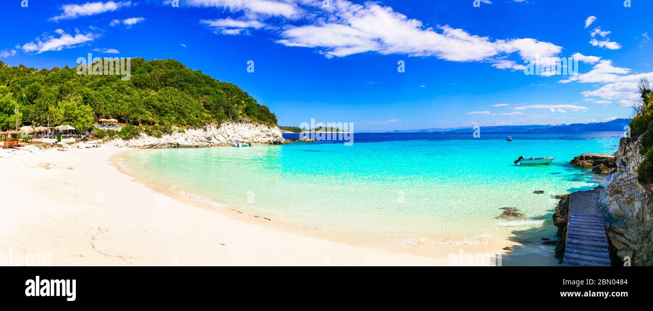 Vacanze in Grecia. Una delle migliori spiagge delle isole IONIE - Vrika ad Antipaxos con sabbia bianca e mare turchese Foto Stock