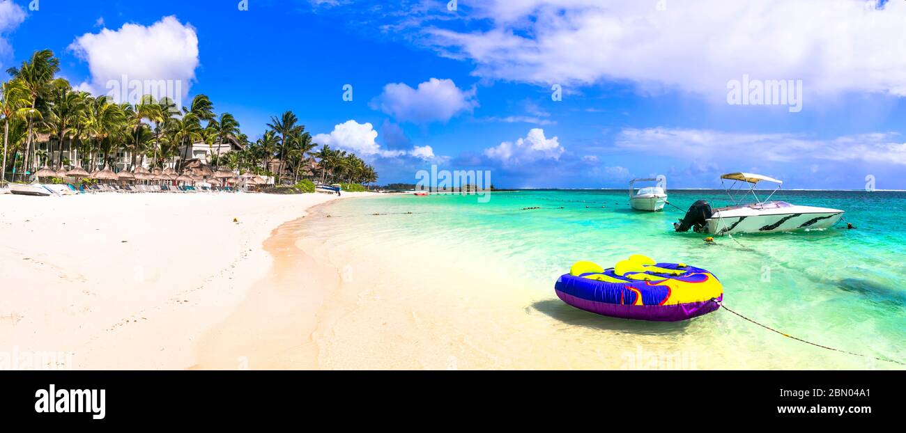 Splendide spiagge dell'isola di Mauritius. Spiaggia Belle mare con attività di sport acquatici Foto Stock