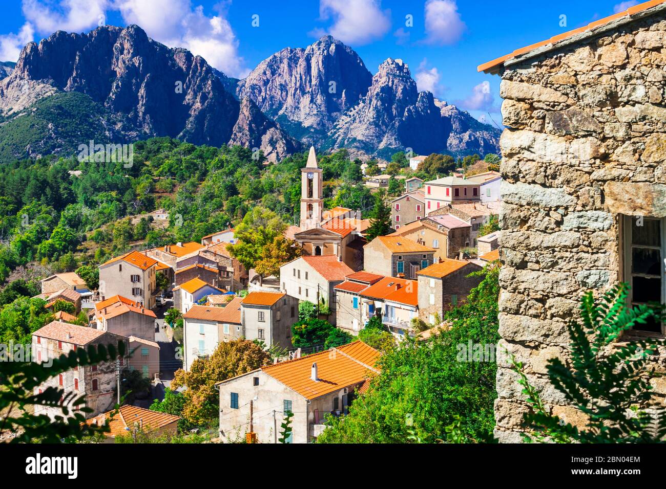 Evisa - piccolo pittoresco villaggio di montagna in splendide montagne dell'isola di Corsica, Francia. Foto Stock