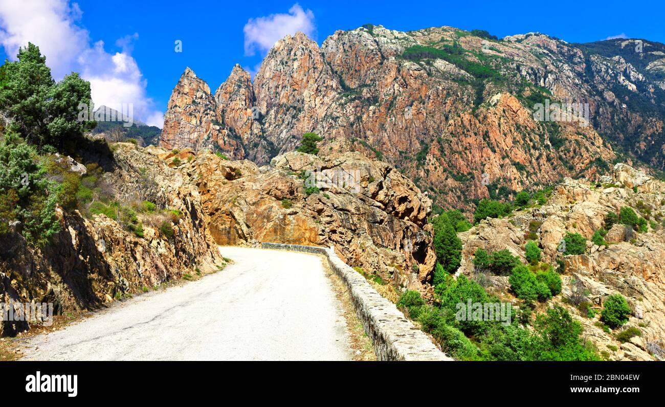 Curve strade in alta montagna della bellissima isola Corsica, Francia. Foto Stock