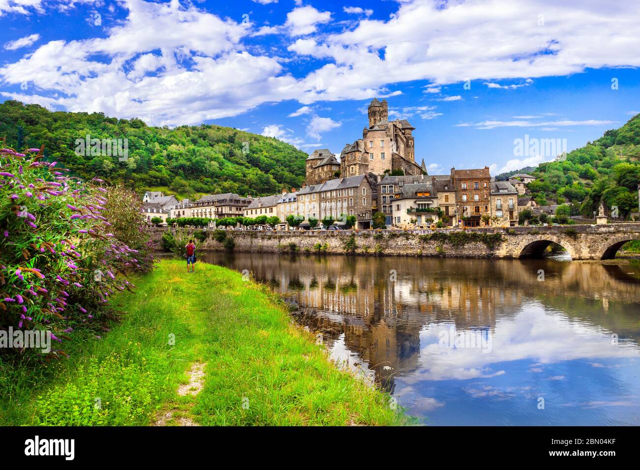 Viaggi e turismo in Francia. Estaing - uno dei villaggi più belli. Aveyron dipartimento, fiume Lot Foto Stock
