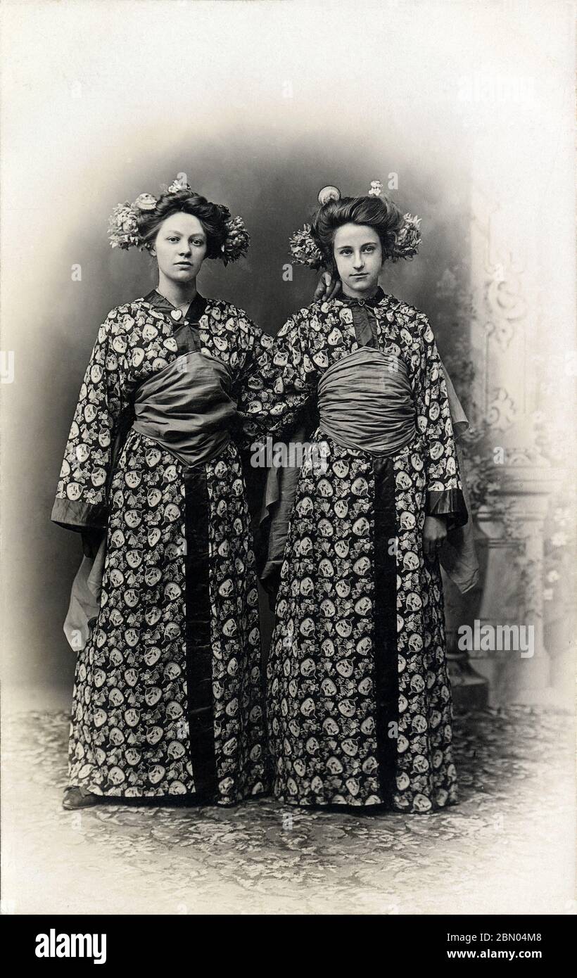 [ 1910 Giappone - due Donne occidentali in Fake Kimono ] - due donne occidentali vestite con abiti giapponesi. Durante la fine del 1800 e l'inizio del 1900, era molto popolare per gli occidentali di farsi fotografare in abiti e ambientazioni giapponesi. cartolina fotografica vintage del xx secolo. Foto Stock