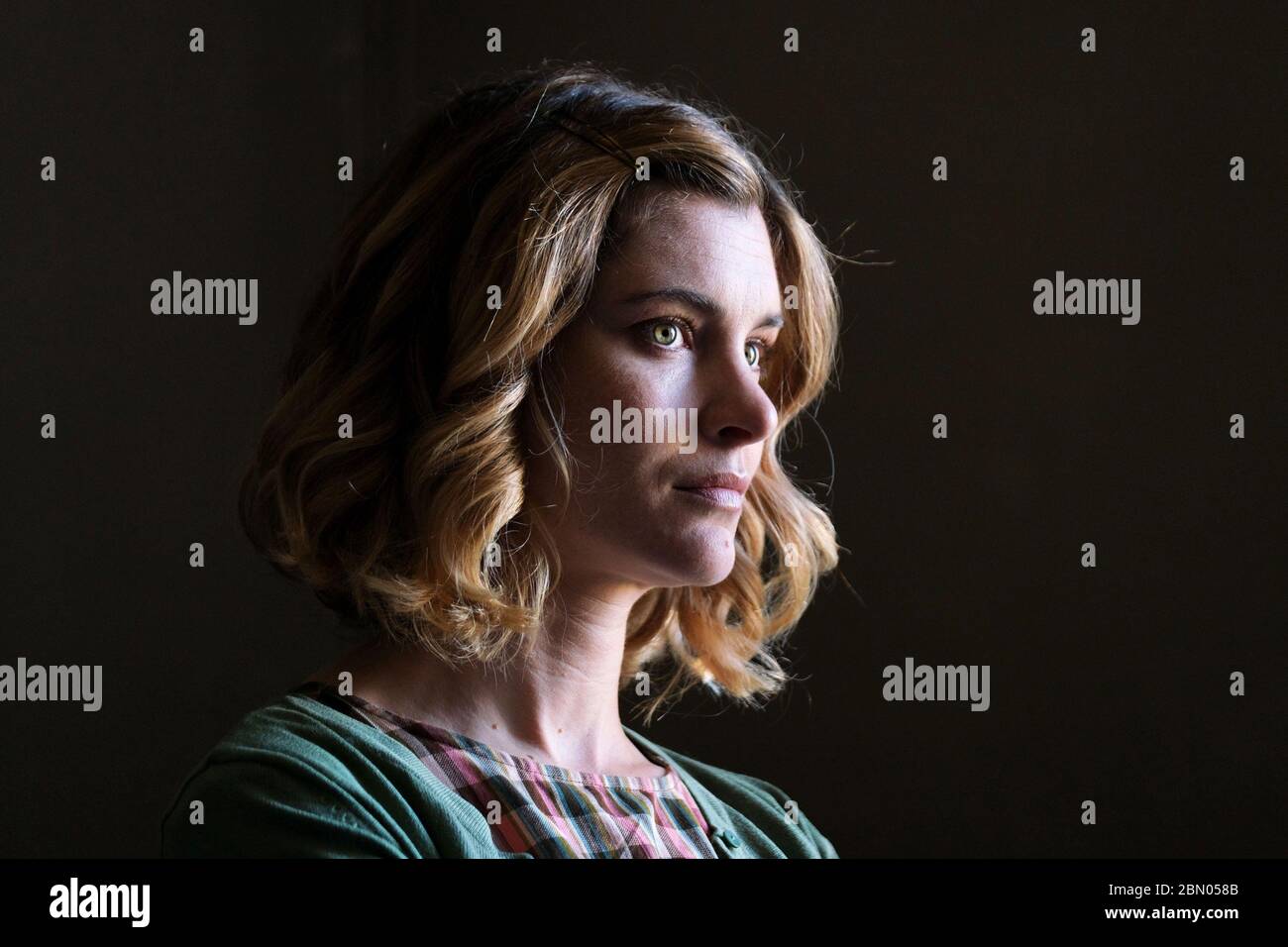 18 PRESENTA, (alias 18 REGALI), Vittoria Puccini, 2020. © Netflix /  courtesy Everett Collection Foto stock - Alamy