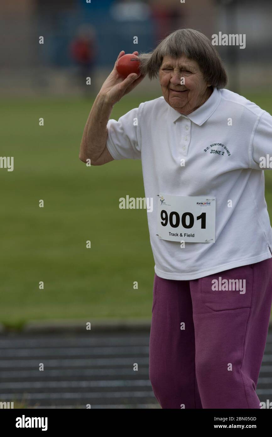 Senior Ladies colpo mettere concorrenza. Appena circa per rilasciare il colpo messo in gruppo di 90 anni di età. Foto Stock