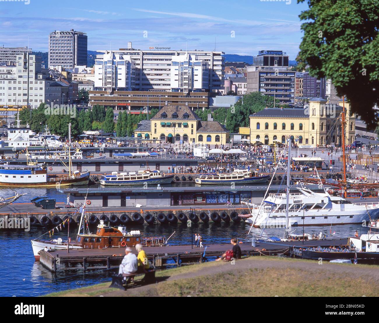 Vista del porto di Oslo e del lungomare dalla Fortezza di Akershus, Oslo, Regno di Norvegia Foto Stock
