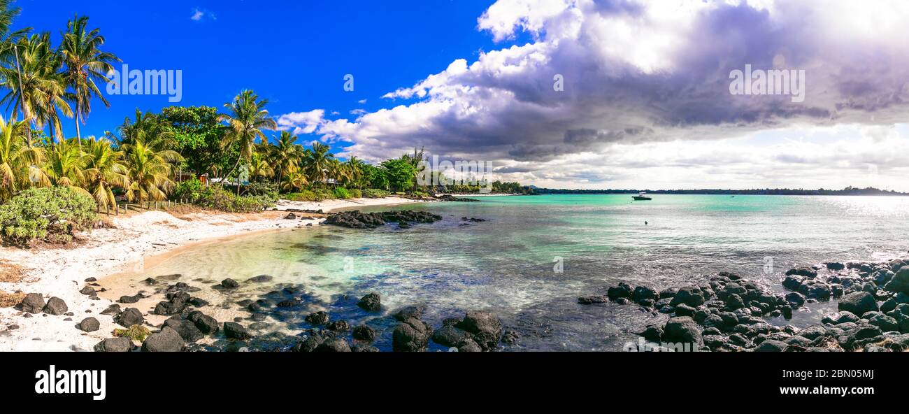 il panorama della spiaggia è incredibile: sabbia bianca e pietre nere. Isola di Mauritius Foto Stock
