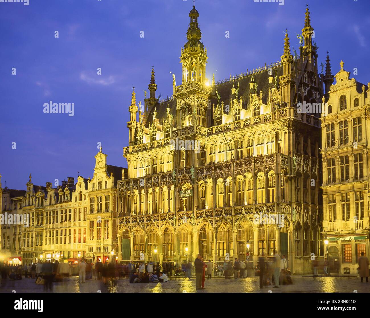 Il Museo della città di Bruxelles al crepuscolo, la Grand Place (Grote Markt), Bruxelles-Ville, la città di Bruxelles (Bruxelles), la regione di Bruxelles-capitale, il Regno di BE Foto Stock