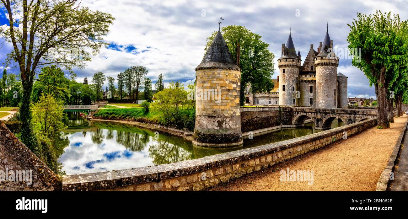 Viaggio e monumenti della Francia. Castello medievale - Sully-sur-Loire, famosa valle della Loira Foto Stock