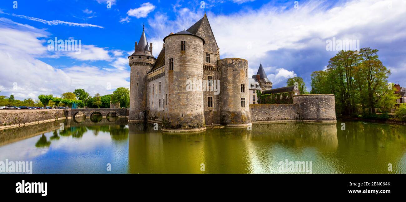 Viaggio e monumenti della Francia. Castello medievale - Sully-sur-Loire, famosa valle della Loira Foto Stock